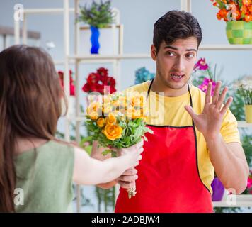 Vente de fleurs fleuriste dans un magasin de fleur Banque D'Images