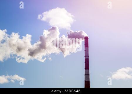 Tuyau de la plante émet des substances nocives dans l'atmosphère. Gros plan sur un fond de ciel Banque D'Images