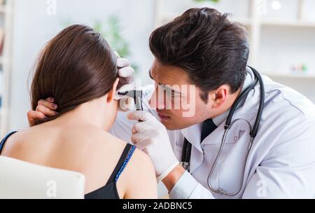 Au cours de l'oreille des patients médecin examen médical Banque D'Images
