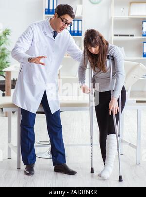 Doctor examining patient avec jambe cassée Banque D'Images