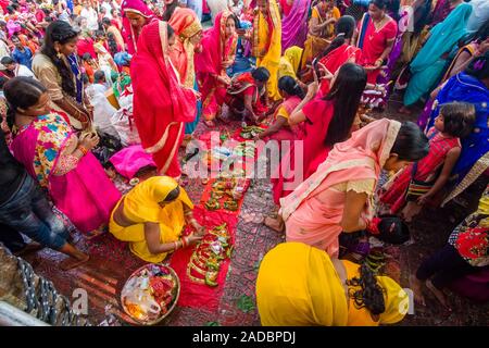 Les femmes, en priant et en offrant, en prenant part à la cérémonie d'Khoich à l'intérieur de la Ram Mandir à Maha Astmi, le jour principal du festival de Darsain Banque D'Images