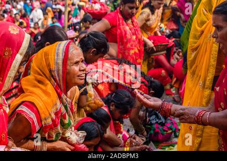 Les femmes, en priant et en offrant, en prenant part à la cérémonie d'Khoich à l'intérieur de la Ram Mandir à Maha Astmi, le jour principal du festival de Darsain Banque D'Images