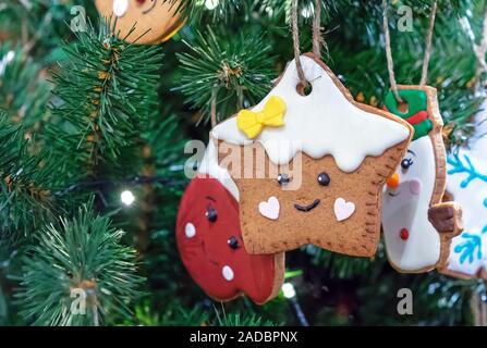 Cookies de Noël sous la forme d'étoiles, les bonshommes de neige et rouge mitt. Banque D'Images
