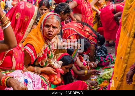 Les femmes, en priant et en offrant, en prenant part à la cérémonie d'Khoich à l'intérieur de la Ram Mandir à Maha Astmi, le jour principal du festival de Darsain Banque D'Images