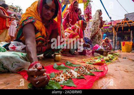 Les femmes, en priant et en offrant, en prenant part à la cérémonie d'Khoich à l'intérieur de la Ram Mandir à Maha Astmi, le jour principal du festival de Darsain Banque D'Images