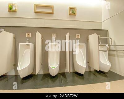 Men's restroom avec blanc et propre d'urinoirs en porcelaine en ligne Banque D'Images