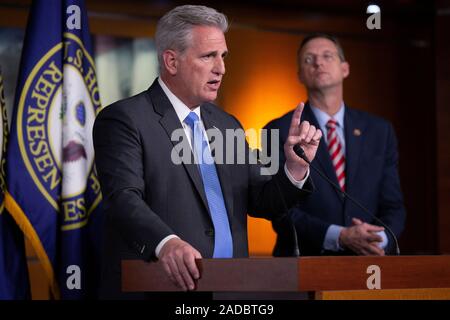 Washington DC, USA. 06Th Dec, 2019. United States House Leader minoritaire Kevin McCarthy (républicain de Californie), le long avec les États-Unis représentant Doug Collins (républicain de Géorgie), représentant des Etats-Unis Liz Cheney (républicain du Wyoming), et United States House Whip minoritaire Steve Scalise (républicain de Louisiane), prend la parole à une conférence de presse sur la colline du Capitole à Washington, DC, États-Unis le mardi 3 décembre 2019. Credit : Stefani Reynolds/CNP/MediaPunch MediaPunch Crédit : Inc/Alamy Live News Banque D'Images
