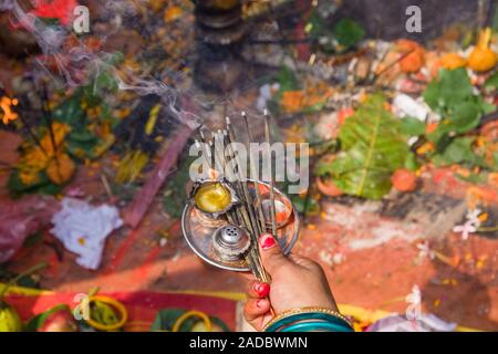 Mains d'une femme, l'encense herbal holding sticks, prenant part à la cérémonie d'Khoich à l'intérieur de la Ram Mandir à Maha Astmi, le jour principal du festival de Darsain Banque D'Images