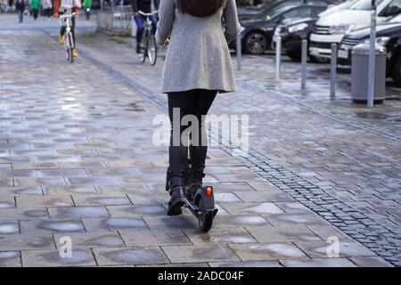 Scooter électrique ou l'e-scooter sur un trottoir de la ville partagée avec les bicyclettes et les piétons Banque D'Images