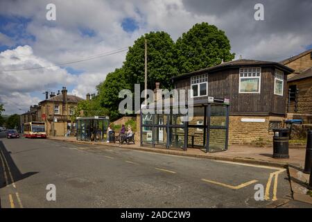 La ville de marché, Glossop High Peak, Derbyshire, Angleterre. Les bus locaux en face de la gare Banque D'Images