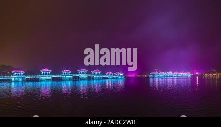 Le Guangdong Guangzhou économique large bridge at night Banque D'Images