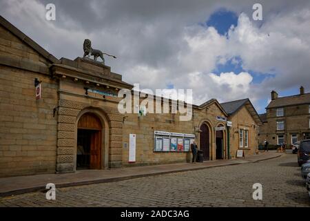 La ville de marché, Glossop High Peak, Derbyshire, Angleterre. Gare d'extérieur de bâtiment Banque D'Images