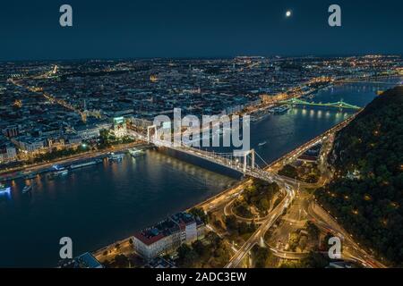Budapest, Hongrie - drone aérien vue de Budapest par nuit illuminée avec Elisabeth et la liberté, les ponts du Danube et la colline Gellert au crépuscule Banque D'Images