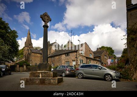 La ville de marché, Glossop High Peak, Derbyshire, Angleterre. Glossop église située à Glossop Vieille Ville et ancienne croix classée Grade II Banque D'Images