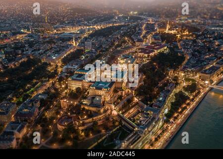 Budapest, Hongrie - vue aérienne drone de la palais royal du Château de Buda à heure bleue avec l'église Matthias à l'arrière-plan, à l'aide d'une inclinaison floue Banque D'Images