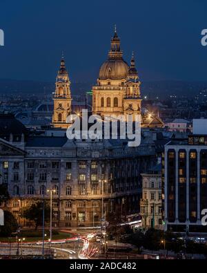 Budapest, Hongrie - Beau allumé St.Stephen's Basilica à heure bleue Banque D'Images