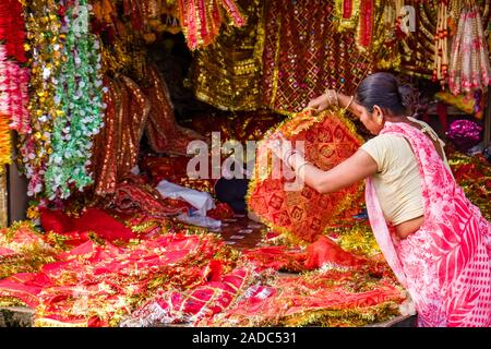 Femme vendant des tissus colorés Chiffons pour Darsain und festival Banque D'Images