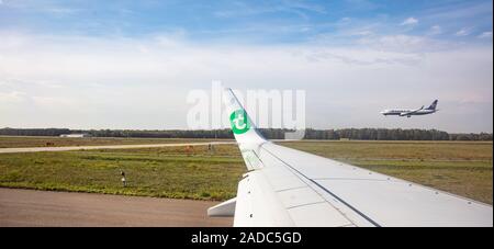 Eindhoven aux Pays-Bas. 14 octobre, 2019. Transavia avion sur la piste de l'aéroport d'Eindhoven, prêt à décoller alors que Ryanair avion est l'atterrissage. Voir l'o Banque D'Images