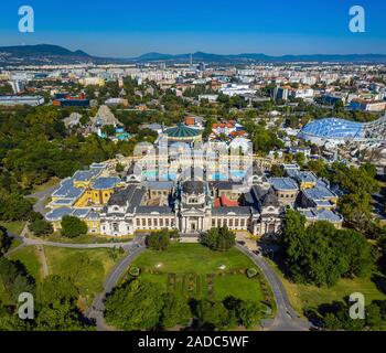 Budapest, Hongrie - Aerial drone panoramique vue sur la célèbre Thermes Széchenyi dans parc Varosliget (Ville) avec Zoo de Budapest et le capital de cirque Banque D'Images
