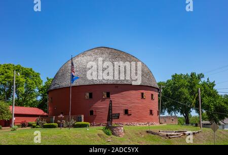 Arcadia, Oklahoma, USA. 13 mai, 2019. Arcadia grange ronde, un monument à côté de la route 66. L'ancienne construction de chêne rouge et gris le toit est un Banque D'Images