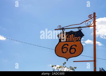 Amarillo, Texas USA. 14 mai, 2019. Phillips 66 vintage metal sign monté sur poteau de métal, à côté de la mère des routes route 66. L'espace, fond de ciel bleu. Banque D'Images