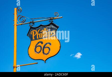 Amarillo, Texas USA. 14 mai, 2019. Phillips 66 vintage metal sign monté sur poteau jaune, à côté de la mère des routes route 66. L'espace, fond de ciel bleu. Banque D'Images