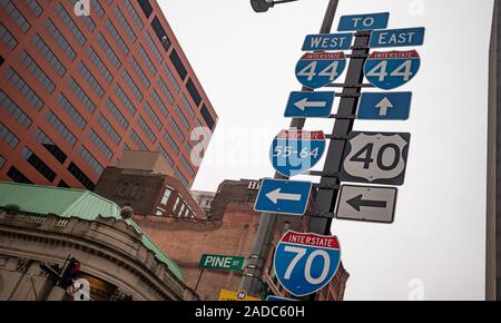 St Louis, USA. Le 12 mai 2019. Panneaux de circulation de l'information sur les routes inter-États. L'aide des flèches les conducteurs à suivre la direction qu'ils recherchent. Sous basse Banque D'Images