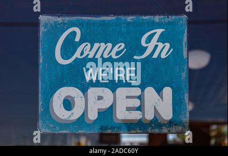 St Louis, USA. 13 mai, 2019. Venez à nous ouvrir de nouveau sur un panneau bleu de l'entrée du magasin. Vintage pendaison metal label informe les clients que la boutique est ouverte. Banque D'Images