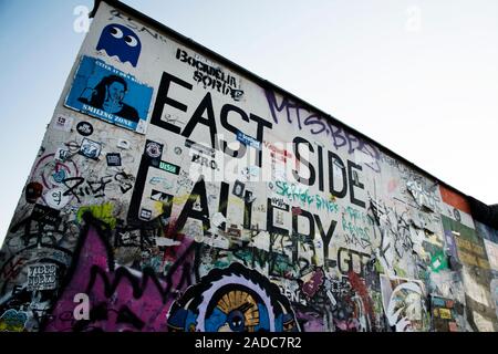 BERLIN, ALLEMAGNE - 25 MAI 2018 : une vue de la célèbre East Side Gallery à Berlin, une galerie en plein air sur le reste de l'historique mur de Berlin Banque D'Images