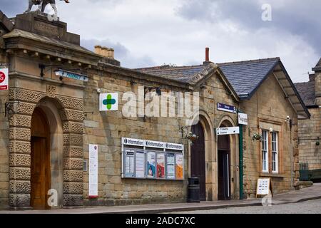 La ville de marché, Glossop High Peak, Derbyshire, Angleterre. Stature Lan sur la station de chemin de fer Banque D'Images