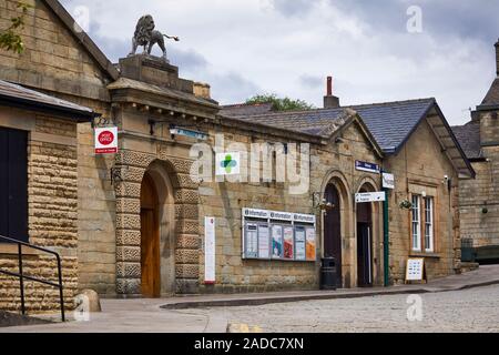 La ville de marché, Glossop High Peak, Derbyshire, Angleterre. Stature Lan sur la station de chemin de fer Banque D'Images