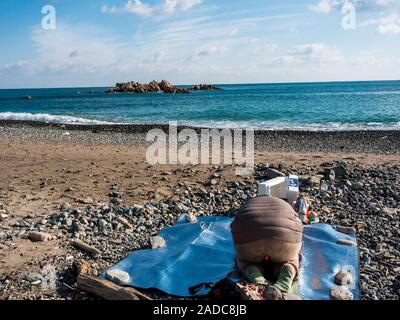 Femme chaman chamanique de la scène rituelle, Ocean Beach, près de l'eau tombe du roi Munmu de Silla, marquée par Daewangam Rocks, Gyeongju, Corée du Sud Banque D'Images
