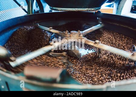 Machine à café torréfacteur en action Banque D'Images