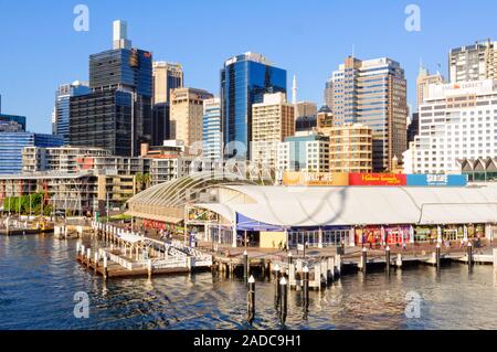 Quai de l'aquarium à côté de l'historique Pier 26 et en font de la vie en mer dans l'Aquarium de Sydney Darling Harbour - Sydney, NSW, Australie Banque D'Images