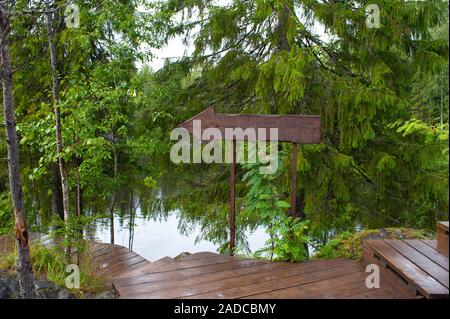 Blank directional arrow sign sur fond nature. Panneau en bois vide Banque D'Images