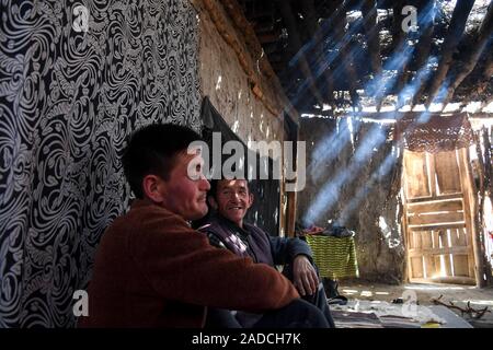 (191204) -- URUMQI , le 4 décembre 2019 (Xinhua) -- Imin entretiens avec son par rapport à la ville de Darya Boyi Comté Yutian, nord-ouest de la Chine, la Région autonome du Xinjiang Uygur, 16 mars 2019. Avant de passer à la nouvelle colonie le 17 novembre et le 18 novembre de cette année, la maison d'Imin berger était au coeur de l'Désert Taklimakan, le deuxième plus grand désert de sable dans le monde. Pour des centaines d'années, les ancêtres d'Imin ont installés le long de la rivière Keriya, qui coule du sud au nord jusqu'au cœur de dunes de sable sans fin, en plus comme des doigts et de fournir la source d'eau pour les droits Banque D'Images