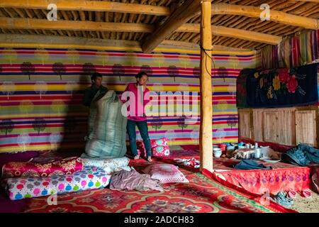 (191204) -- URUMQI , le 4 décembre 2019 (Xinhua) -- Imin et sa femme se préparer à passer à la zone de réinstallation pour Darya Boyi en ville Comté Yutian, nord-ouest de la Chine, la Région autonome du Xinjiang Uygur, le 17 novembre 2019. Avant de passer à la nouvelle colonie le 17 novembre et le 18 novembre de cette année, la maison d'Imin berger était au coeur de l'Désert Taklimakan, le deuxième plus grand désert de sable dans le monde. Pour des centaines d'années, les ancêtres d'Imin ont installés le long de la rivière Keriya, qui coule du sud au nord jusqu'au cœur de dunes de sable sans fin, en plus comme des doigts et fournissant la soi Banque D'Images