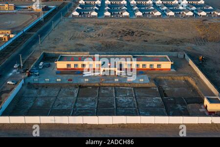 (191204) -- URUMQI, le 4 décembre 2019 (Xinhua) -- photo aérienne prise le 19 novembre 2019 montre l'hôpital de zone de réinstallation pour Darya Boyi en ville Comté Yutian, nord-ouest de la Chine, la Région autonome du Xinjiang Uygur. Avant de passer à la nouvelle colonie le 17 novembre et le 18 novembre de cette année, la maison d'Imin berger était au coeur de l'Désert Taklimakan, le deuxième plus grand désert de sable dans le monde. Pour des centaines d'années, les ancêtres d'Imin ont installés le long de la rivière Keriya, qui coule du sud au nord jusqu'au cœur de dunes de sable sans fin, en plus comme des doigts et fournissant les sou Banque D'Images