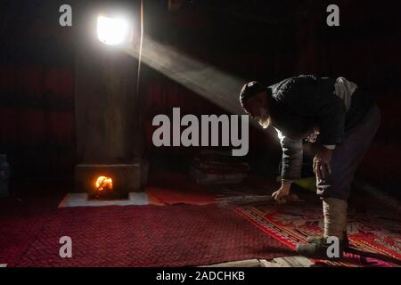 (191204) -- URUMQI, le 4 décembre 2019 (Xinhua) -- le père d'Imin nettoie la vieille maison à Darya Boyi Comté Yutian ville dans le nord-ouest de la Chine, la Région Autonome Uygur du Xinjiang, le 16 novembre 2019. Avant de passer à la nouvelle colonie le 17 novembre et le 18 novembre de cette année, la maison d'Imin berger était au coeur de l'Désert Taklimakan, le deuxième plus grand désert de sable dans le monde. Pour des centaines d'années, les ancêtres d'Imin ont installés le long de la rivière Keriya, qui coule du sud au nord jusqu'au cœur de dunes de sable sans fin, en plus comme des doigts et de fournir la source d'eau pour les droits de l'ha Banque D'Images