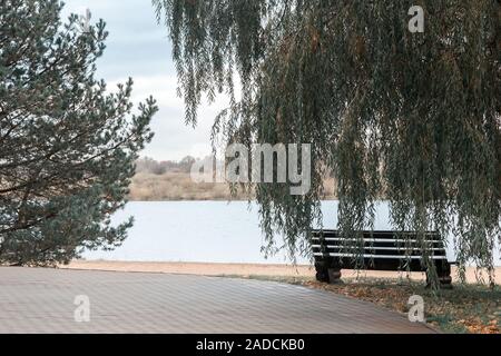 Banc dans le parc près de la rivière. Banque D'Images