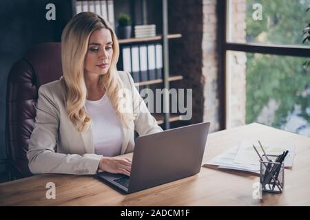 Photo de méditer sérieusement consulter affaires parcourant son ordinateur portable à la recherche de nouveaux clients et les clients à être recrutés Banque D'Images