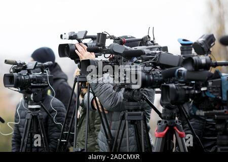 Profondeur de champ libre avec des caméras vidéo à la télévision et de l'équipement d'enregistrement au cours d'une conférence de presse Banque D'Images