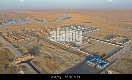 (191204) -- URUMQI, le 4 décembre 2019 (Xinhua) -- photo aérienne prise le 19 novembre 2019 montre la zone de réinstallation pour Darya Boyi en ville Comté Yutian, nord-ouest de la Chine, la Région autonome du Xinjiang Uygur. Avant de passer à la nouvelle colonie le 17 novembre et le 18 novembre de cette année, la maison d'Imin berger était au coeur de l'Désert Taklimakan, le deuxième plus grand désert de sable dans le monde. Pour des centaines d'années, les ancêtres d'Imin ont installés le long de la rivière Keriya, qui coule du sud au nord jusqu'au cœur de dunes de sable sans fin, en plus comme des doigts et de fournir la source d'eau Banque D'Images