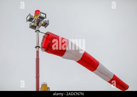 Détails avec un indicateur de direction du vent sur une hélistation de l'hôpital Banque D'Images