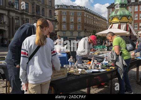 Marché aux puces,Copenhague vue de gens étudient les éléments de la tenue du marché aux puces le samedi en place Kongens Nytorv dans le centre de Copenhague, au Danemark. Banque D'Images