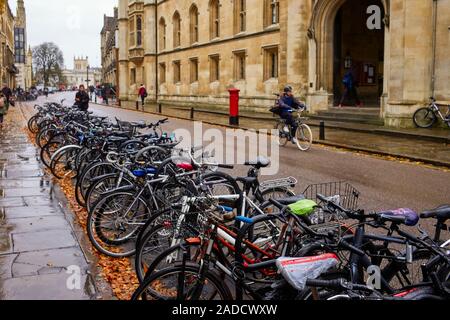 Prêt de vélos garés devant sur la rue à Cambridge, UK Banque D'Images