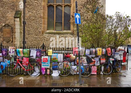 St Marys Street garde-corps avec des vélos et des affiches dans le centre de Cambridge, Royaume-Uni Banque D'Images