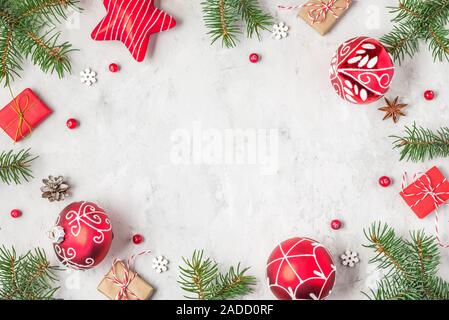 Noël ou bonne année. Sapin rouge, décorations et coffrets cadeaux sur fond de béton. vue d'en haut. télévision jeter with copy space Banque D'Images