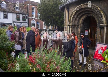 Une visite à pied de guide les visiteurs à Cambridge Banque D'Images