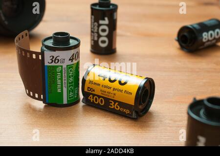 Carrara, Italie - 4 décembre 2019 - Fujifilm et Kodak photo ancienne les rouleaux de film sur une table en bois. Films de photos ont été utilisées pour la photographie analogique. Banque D'Images